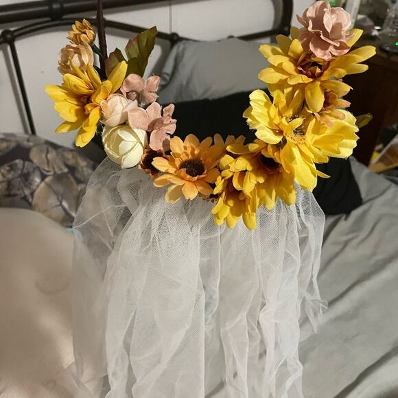 Sunflower head piece and veil - Picture 5 of 6